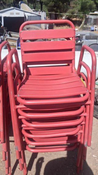 Sillas de aluminio rojas Hay 15 en total