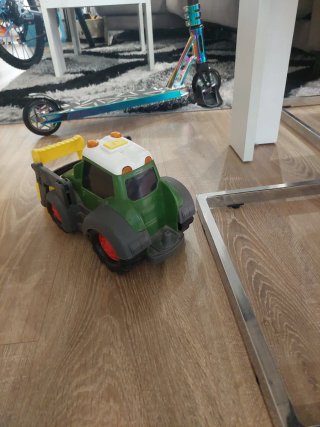 Tractor de juguete con pala frontal