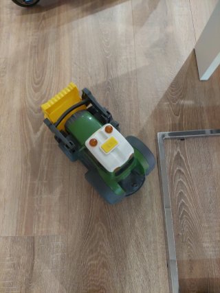 Tractor de juguete con pala frontal