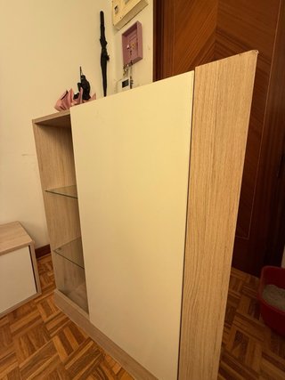 Mueble de madera con estantes de cristal