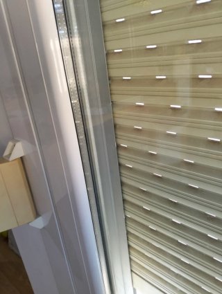 Puerta aluminio blanca con cristal