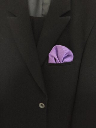 Traje de novio negro con pañuelo morado