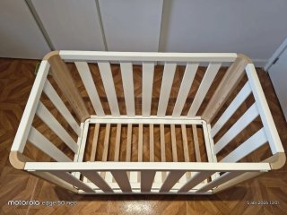 Minicuna Doco madera y blanca con ruedas