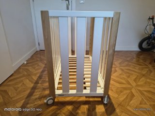 Minicuna Doco madera y blanca con ruedas