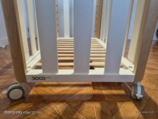 Minicuna Doco madera y blanca con ruedas