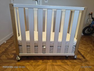 Minicuna Doco madera y blanca con ruedas