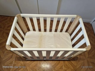 Minicuna Doco madera y blanca con ruedas