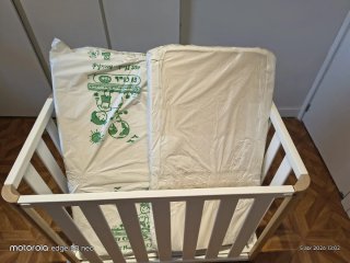 Minicuna Doco madera y blanca con ruedas