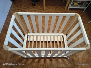 Minicuna Doco madera y blanca con ruedas