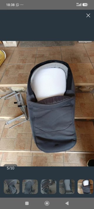 Cochecito de bebé gris. Tres en uno