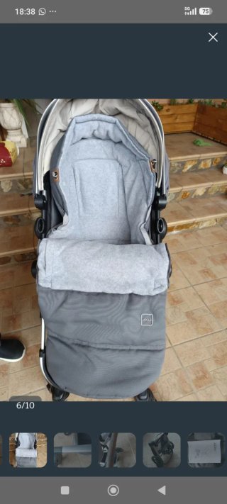 Cochecito de bebé gris. Tres en uno