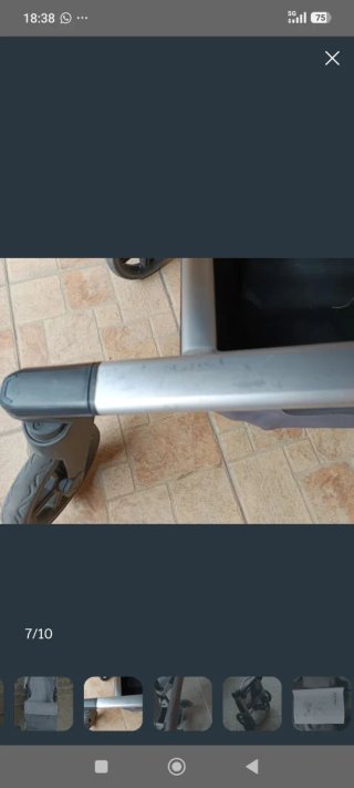 Cochecito de bebé gris. Tres en uno