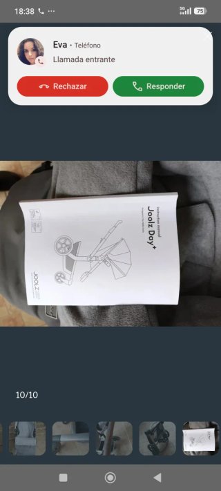 Cochecito de bebé gris. Tres en uno