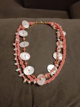 Collar de perlas y conchas coral