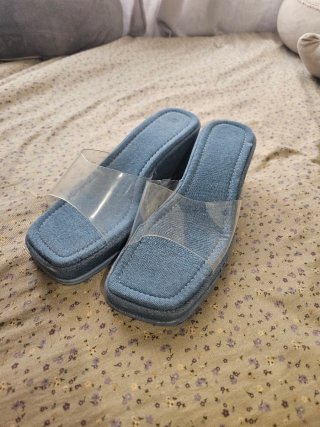 Sandalias azules con tira transparente