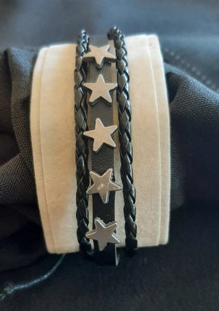 Pulsera cuero sintético y 5 estrellas. Nueva.