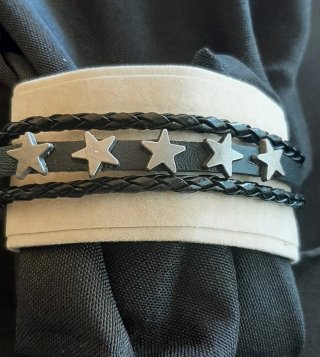 Pulsera cuero sintético y 5 estrellas. Nueva.