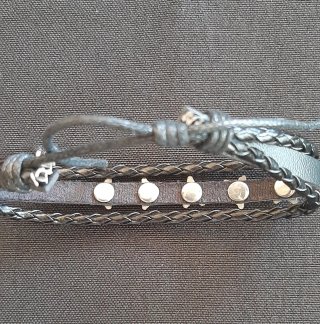 Pulsera cuero sintético y 5 estrellas. Nueva.