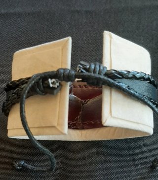 Pulsera cuero sintético y 5 estrellas. Nueva.
