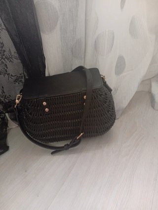 Bolso Parfois negro con detalles dorados