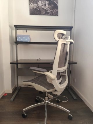 Escritorio con estanterías madera y metal