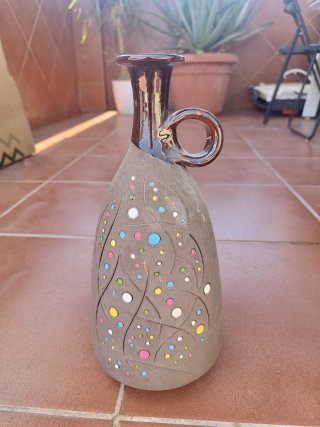 Jarrón de cerámica marrón y multicolor