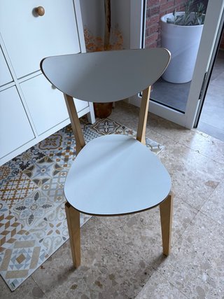 Silla moderna madera y blanco
