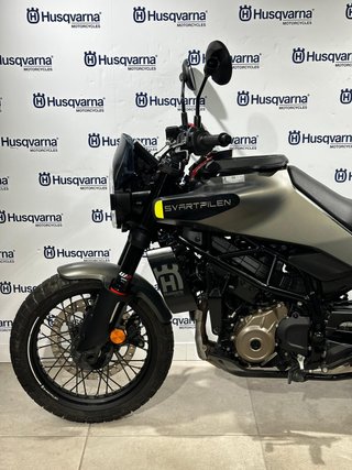 REESTRENO - HUSQVARNA SVARTPILEN 125