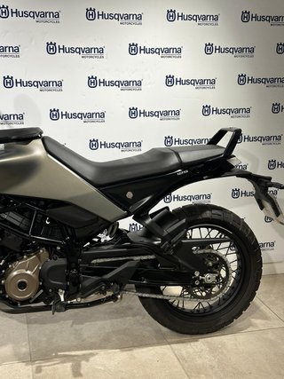 REESTRENO - HUSQVARNA SVARTPILEN 125