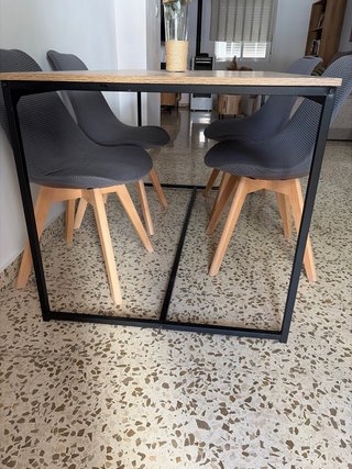 Mesa de comedor moderna madera y metal