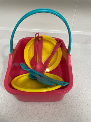 Cesta de picnic con vajilla