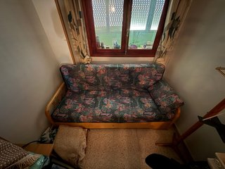 Sofá cama de tela y madera