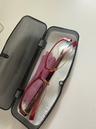Gafas vintage rosas y rojas