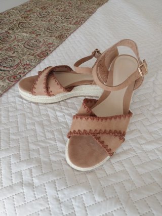 Sandalias cuña beige y marrón