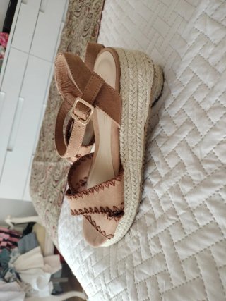 Sandalias cuña beige y marrón