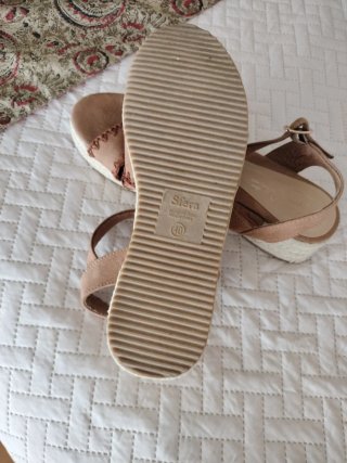 Sandalias cuña beige y marrón