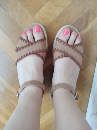 Sandalias cuña beige y marrón