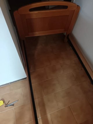 Armario, cama y mesilla de madera