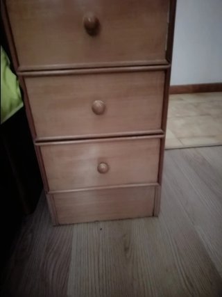 Armario, cama y mesilla de madera