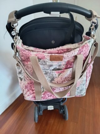 Bolso y cambiador floral