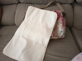 Bolso y cambiador floral