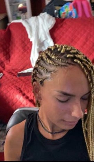 Trenzas africanas y uñas