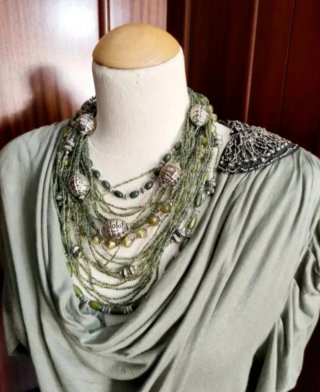 Camiseta verde y collar