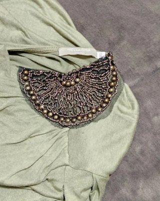 Camiseta verde y collar