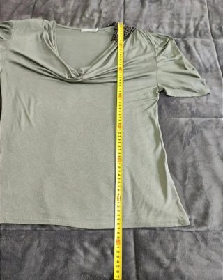 Camiseta verde y collar