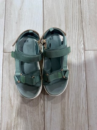 Sandalias niño H.M verde ** Número 33**