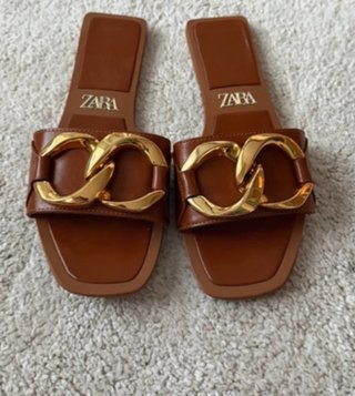 Sandalias Zara Marrón con Cadena Dorada