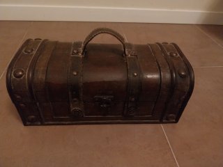 Baúl de madera con asa