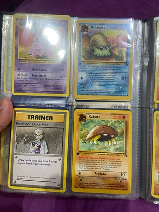 Álbum Pokémon Dragapult con cartas antiguas