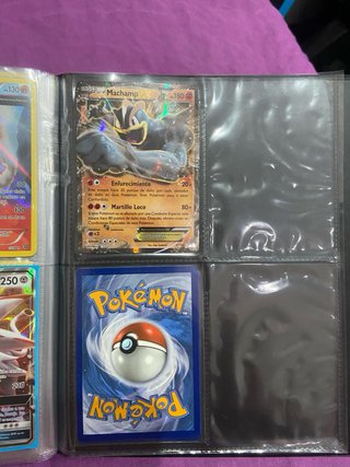 Álbum Pokémon Dragapult con cartas antiguas